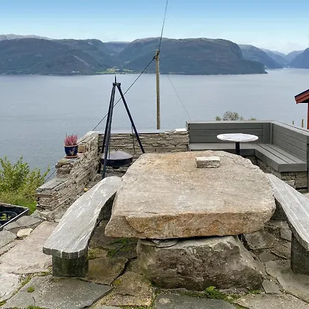 Dom wakacyjny Stunning In Lavik (Sogn og Fjordane)